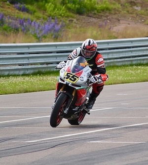 Aprilia-moottoripyörä radalla