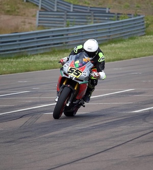 Aprilia-moottoripyörä radalla