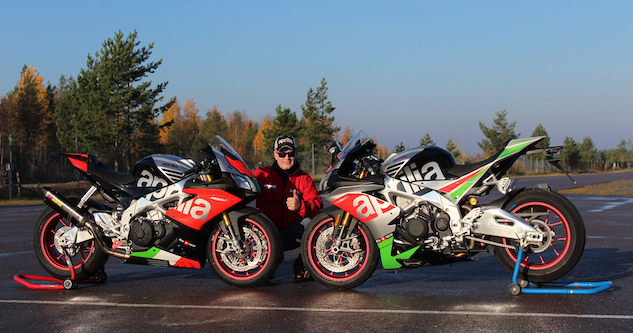 Kaksi Aprilia-moottoripyörää ja Rautsi